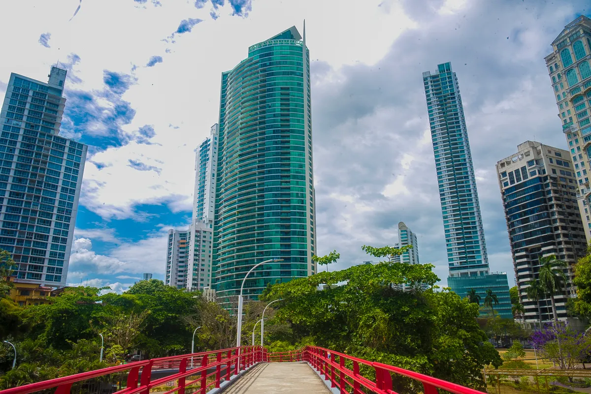 Vista de los edificios y áreas verdes de Bella Vista, Ciudad de Panamá.