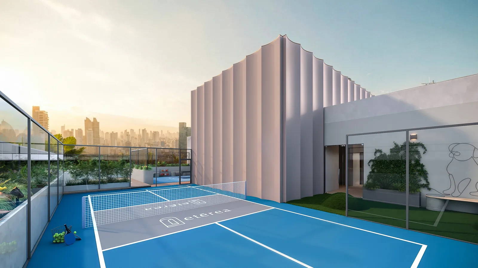 Cancha de pickleball en altura con vegetación y vistas urbanas.